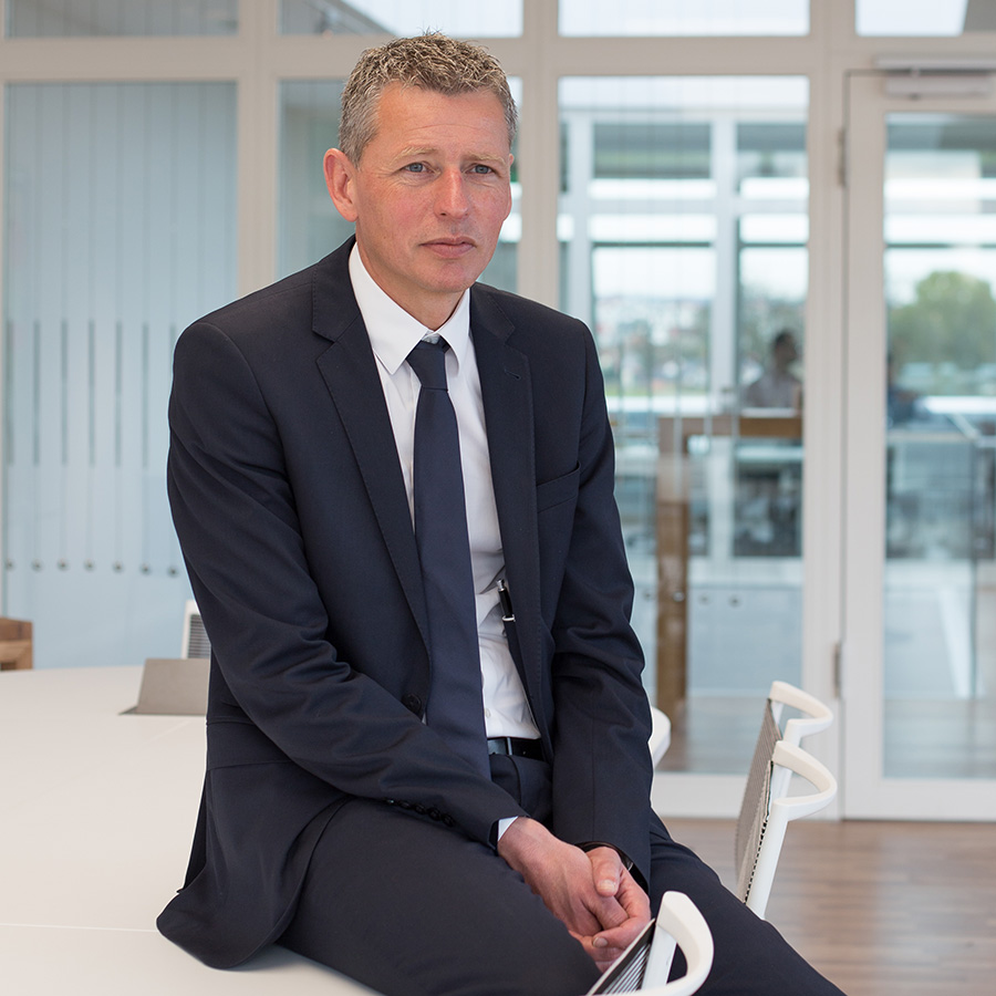 german-property - the picture shows Christopher Philipp, who is the CEO of the company german-property, sitting on a table in the office